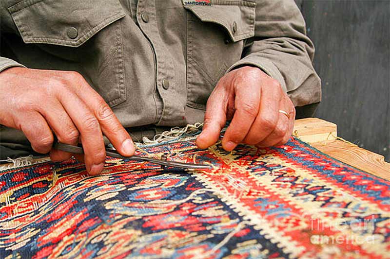 Réparation tapis et tapisserie - WATRINRESTAURE  en Belgique : Réparation tapis et tapisserie, réparation des lisières, restauration des franges de tapis, traitement des trames, resserrage des nœuds de tapis. Partout en Belgique, WATRINRESTAURE est à votre service !