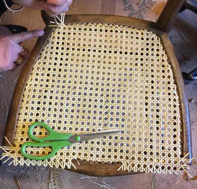 Tapisserie d'ameublement  - WATRINRESTAURE en Belgique - Tapisserie d'ameublement : Réfection et garnissage de fauteuils, canapés … Rempaillage et cannage de sièges, chaises. Restauration de meubles et objets anciens  en Belgique
