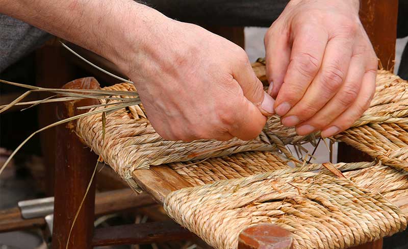 Tapisserie d'ameublement  - WATRINRESTAURE en Belgique - Tapisserie d'ameublement : Réfection et garnissage de fauteuils, canapés … Rempaillage et cannage de sièges, chaises. Restauration de meubles et objets anciens  en Belgique